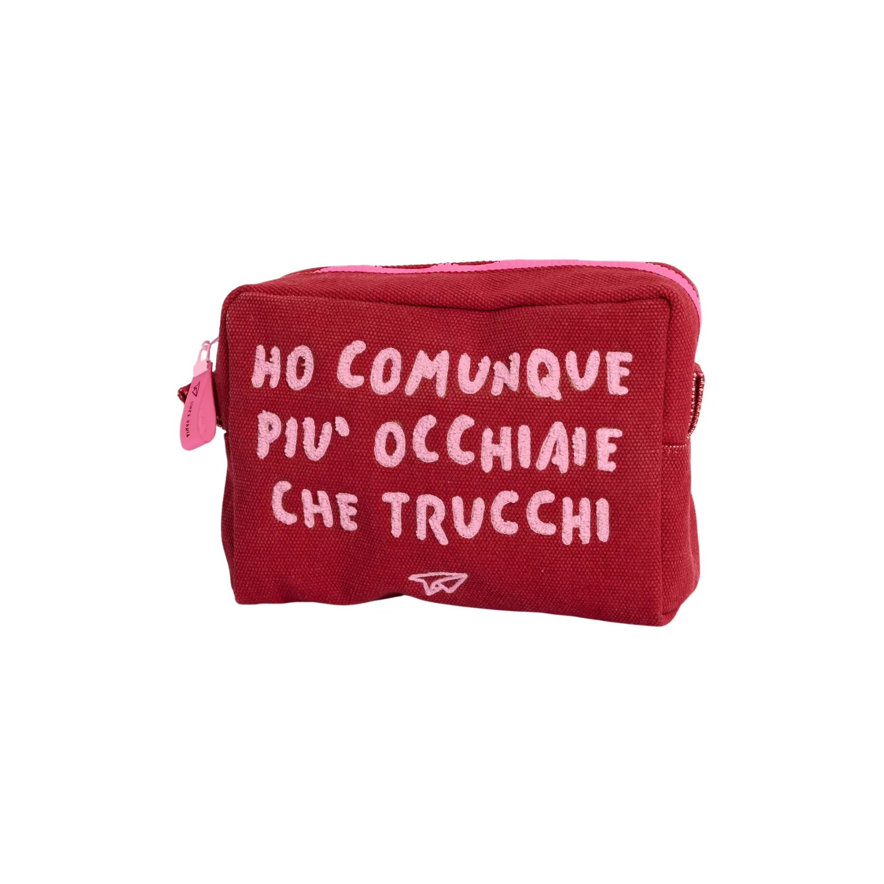 La trousse di Linea Daria nella versione bordeaux con la scritta rosa "Ho comunque più occhiaie che trucchi"
