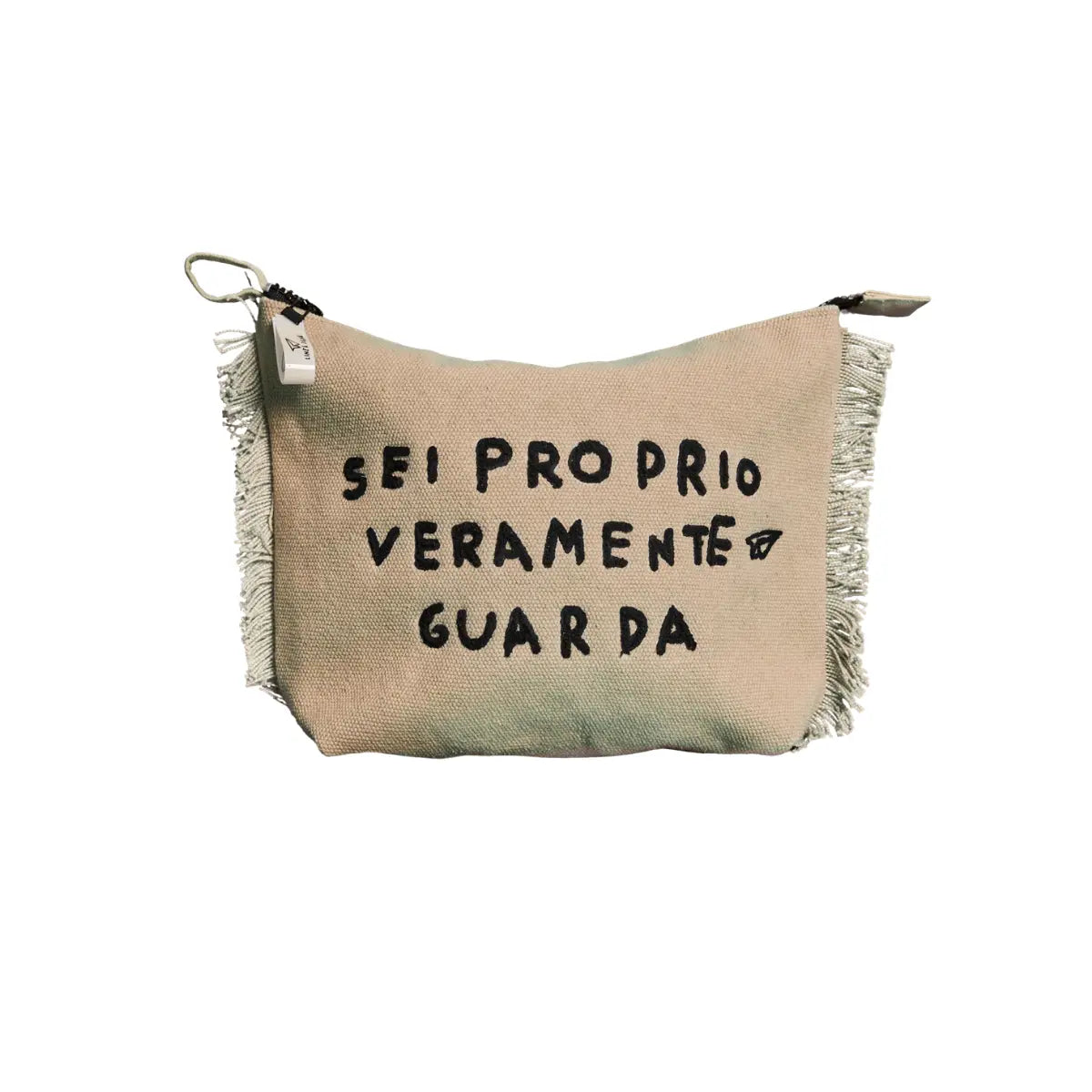 Trousse beige con frange laterali con la scritta "sei proprio veramente guarda" in nero. Versione più grande. Sfondo bianco 