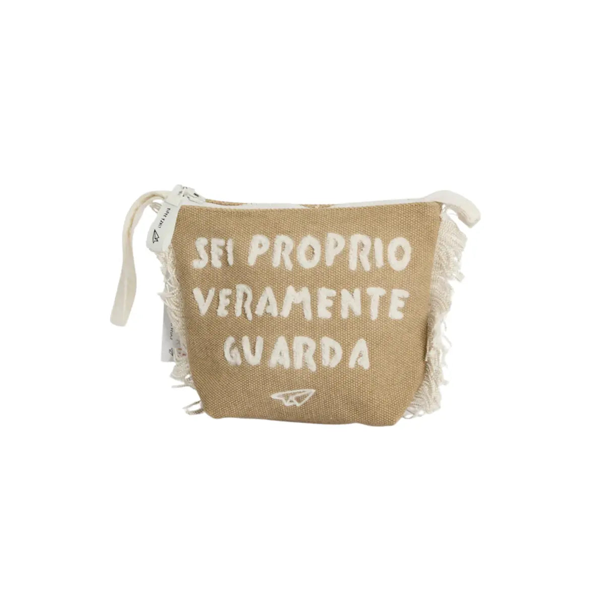 Trousse beige con frange bianche laterali con la scritta "sei proprio veramente guarda" in bianco. Versione più piccola. Sfondo bianco 