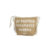 Trousse beige con frange bianche laterali con la scritta "sei proprio veramente guarda" in bianco. Versione più piccola. Sfondo bianco 
