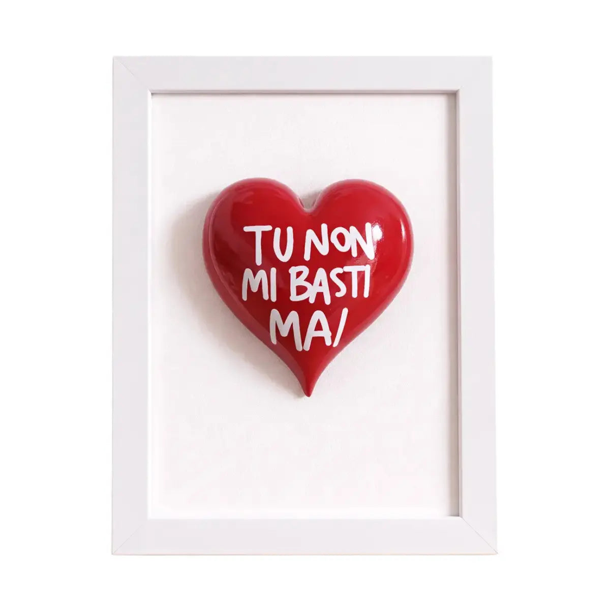 Quadretto CuoreAmore fatto a mano in Italia. Ha una cornice in legno bianca e un cuore in ceramica rosso con una scritta  