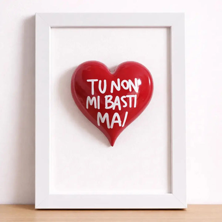 Quadretto CuoreAmore fatto a mano in Italia. Ha una cornice in legno bianca e un cuore in ceramica rosso con una scritta  