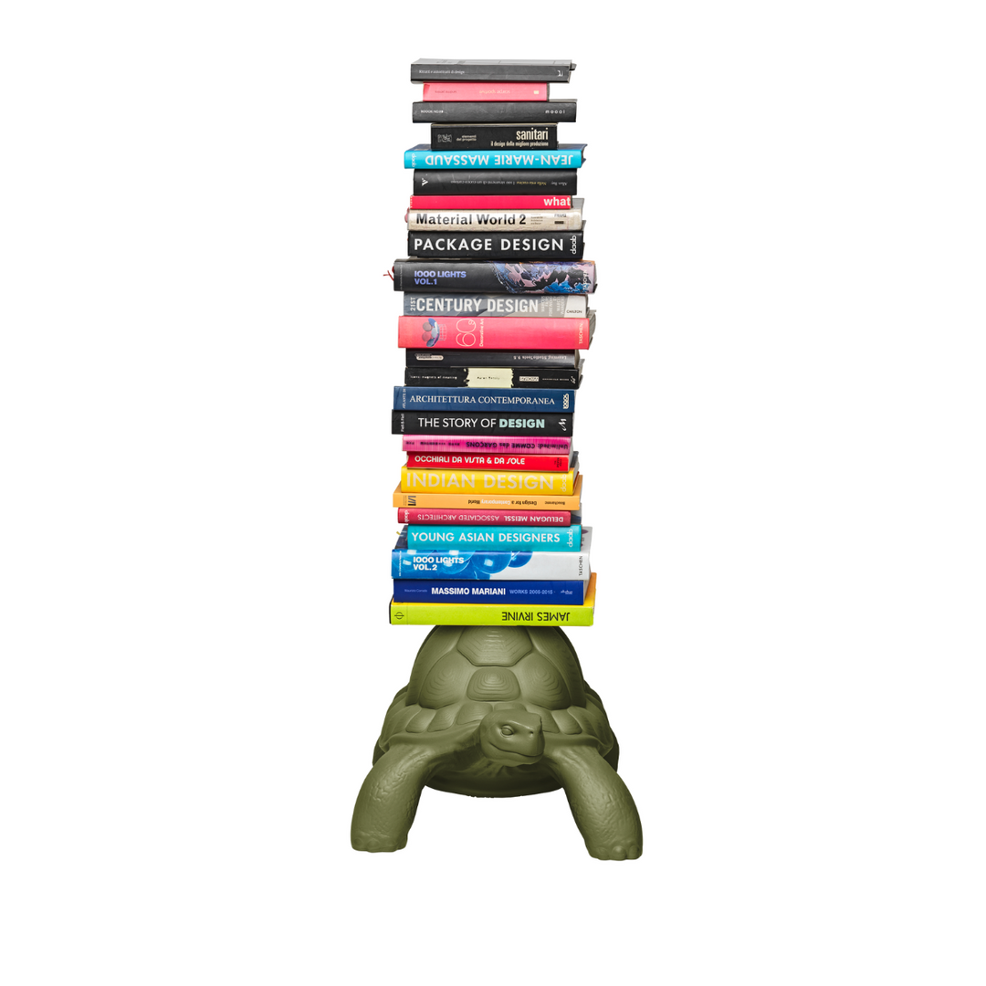 Libreria verticale con base a forma di tartaruga Qeeboo