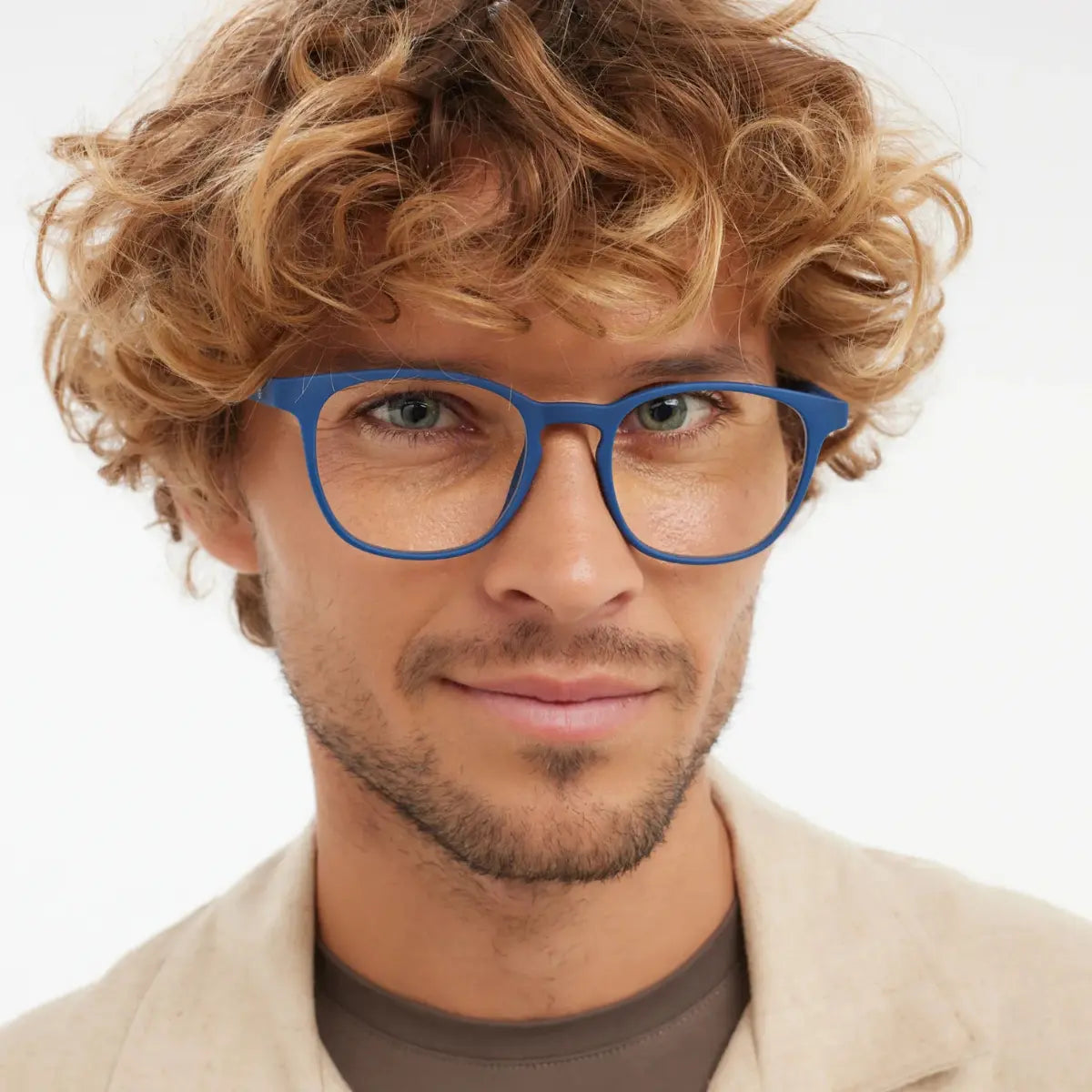 Occhiale da lettura finitura blu Navy opaca, con protezione luci blu indossato da uomo riccio biondo
