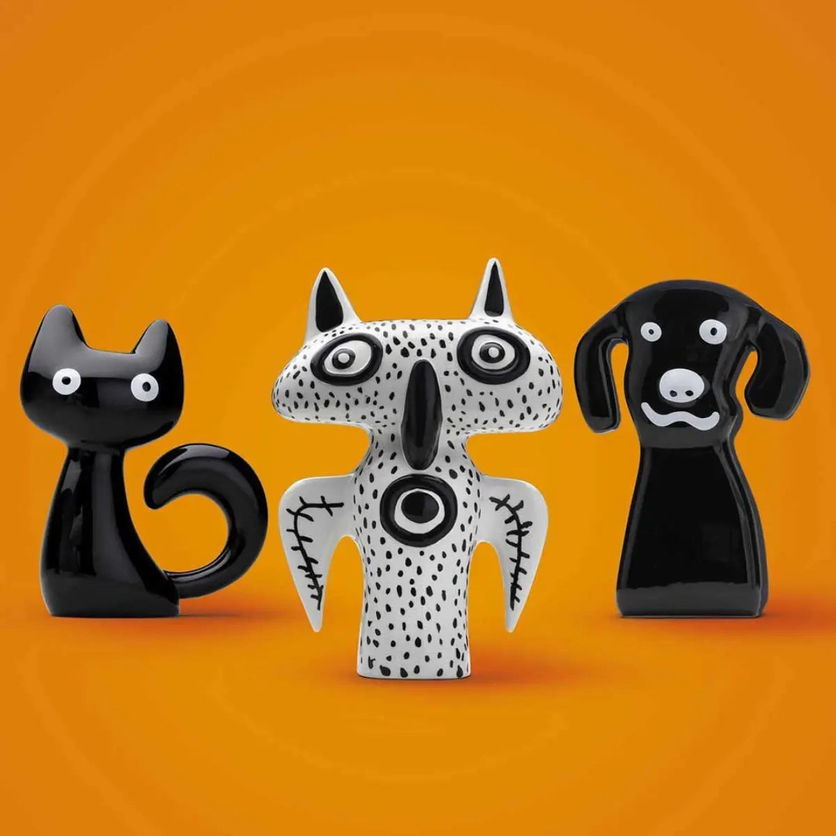 Tre vasi in ceramica rispettivamente a forma di gatto, gufo e cane