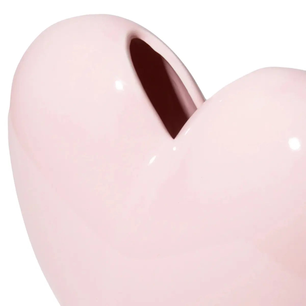 Dettaglio da vicino del vaso a forma di cuore rosa di DOIY. Sfondo bianco
