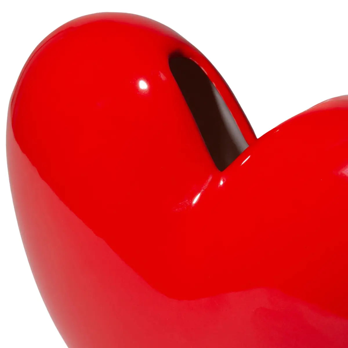 Dettaglio da vicino del vaso a forma di cuore rosso di DOIY. Sfondo bianco