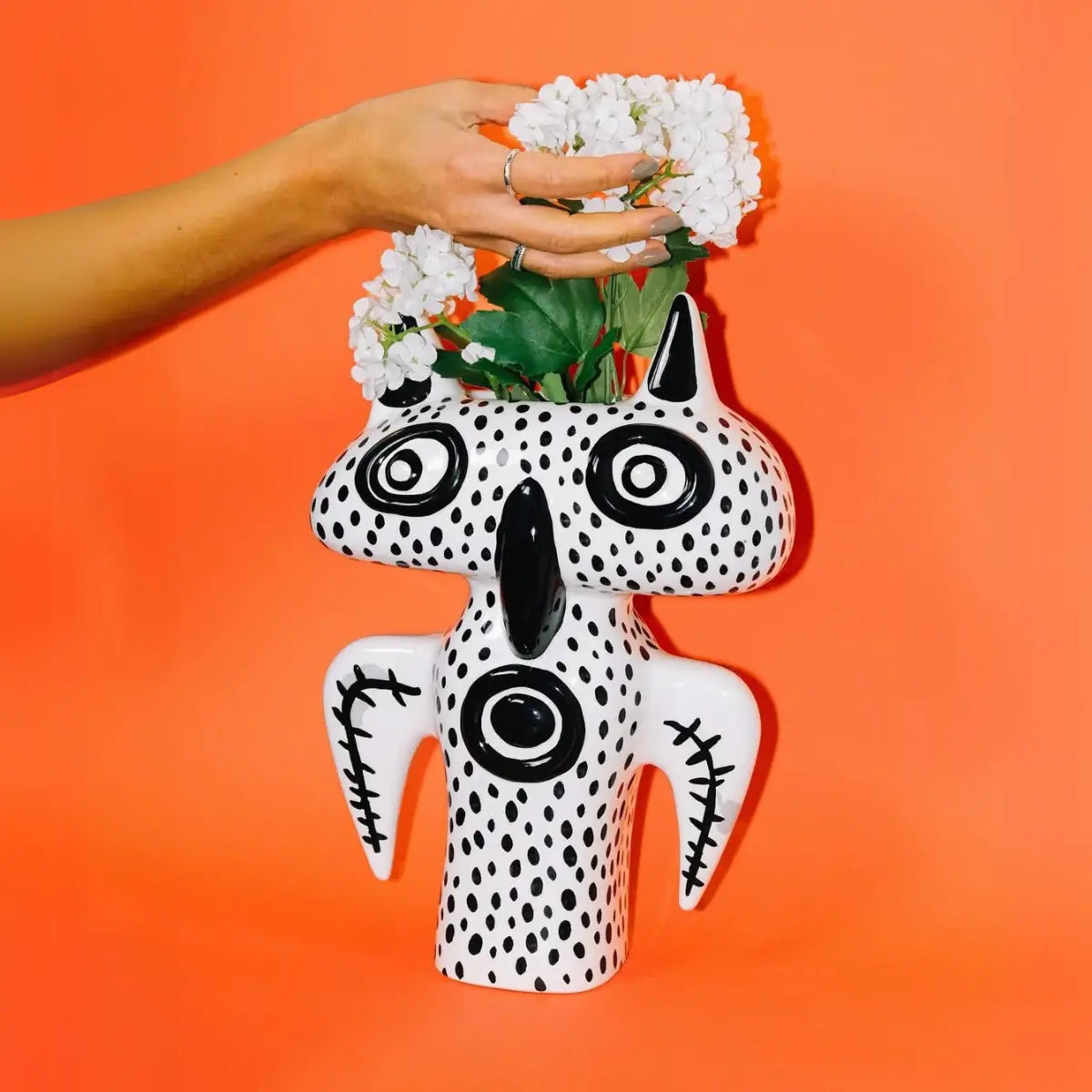Vaso in ceramica a forma di gufo con fiori bianchi