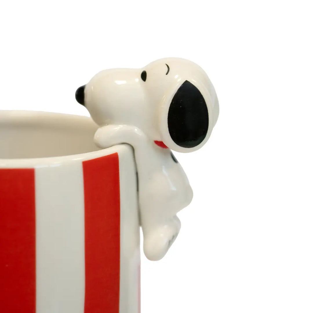 Dettaglio vaso per fiori con Snoopy che si arrampica sul bordo