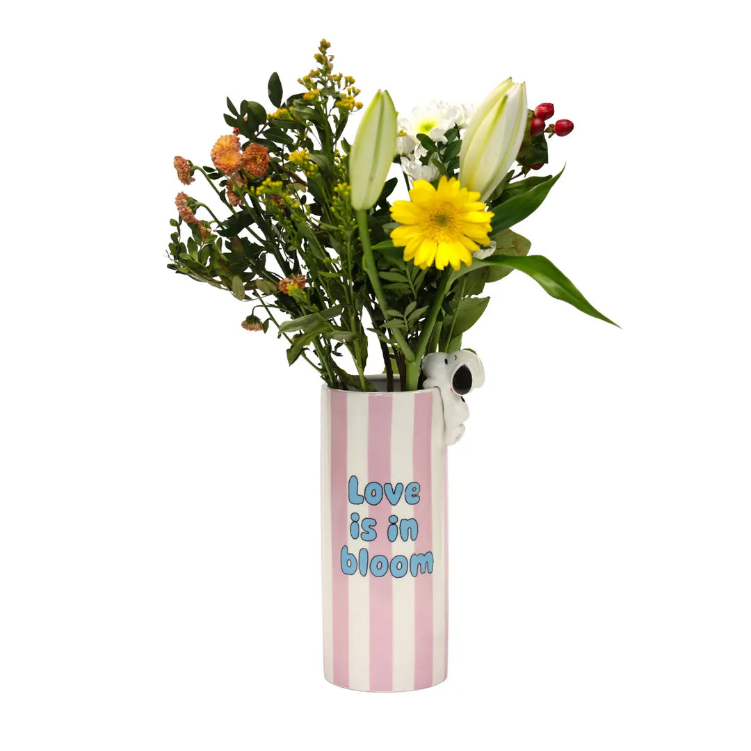 Vaso con fiori di Snoopy a righe bianche e rosa e scritta in azzurro love is in bloom