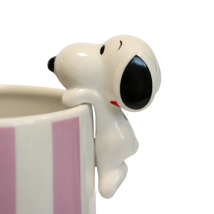 Dettaglio vaso per fiori con Snoopy che si arrampica sul bordo