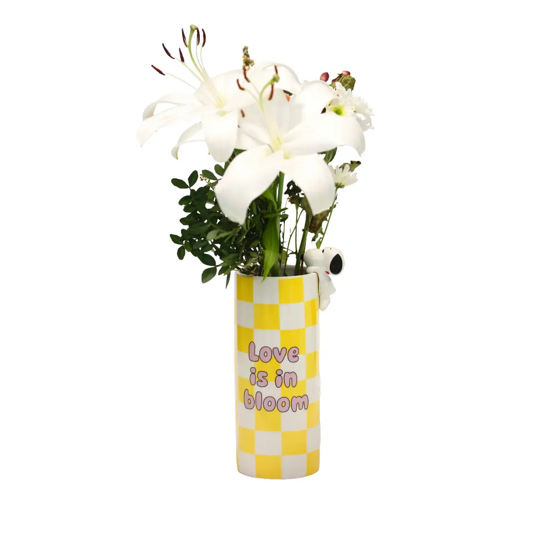Vaso con fiori di Snoopy a quadretti bianchi e gialli e scritta in rosa love is in bloom