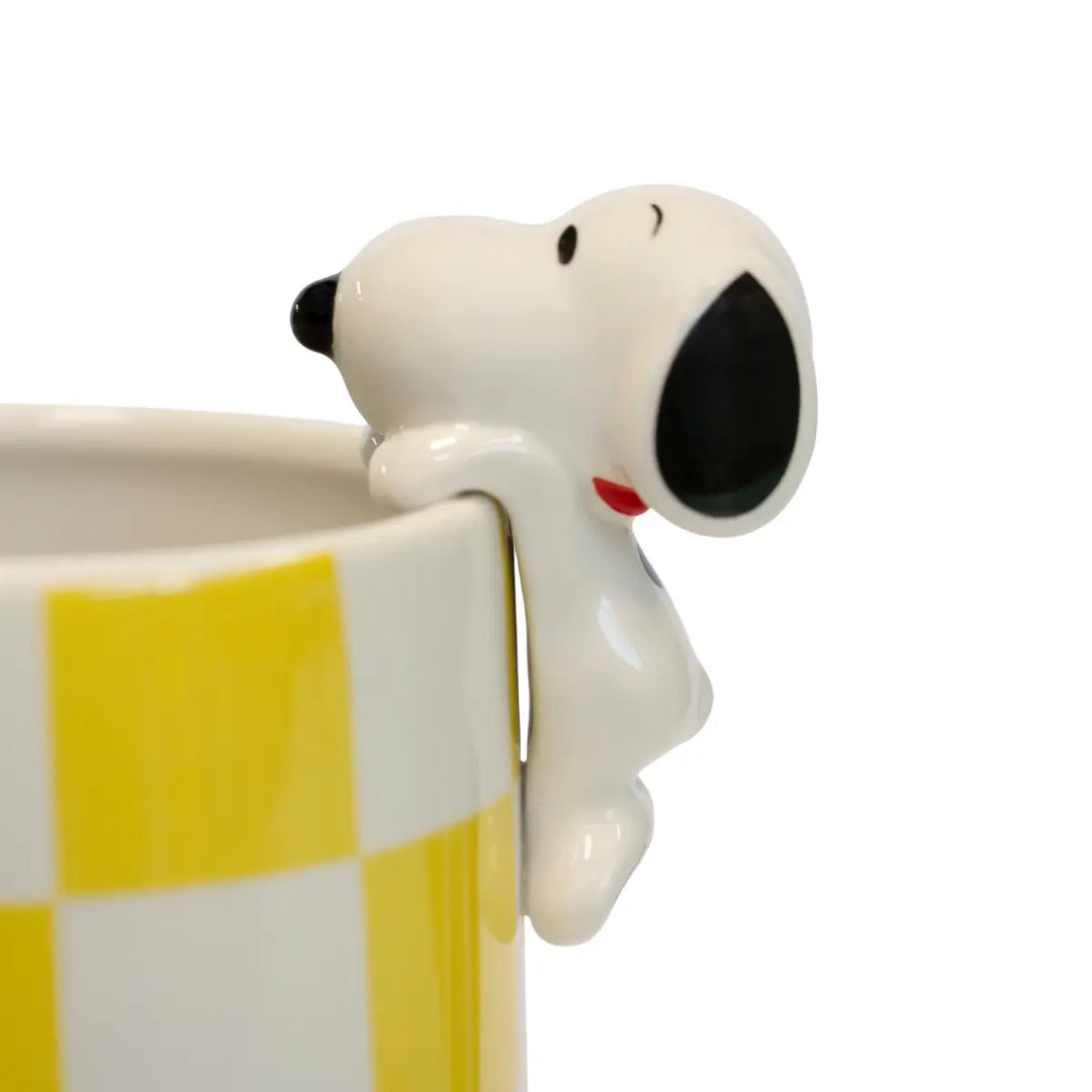 Dettaglio vaso per fiori con Snoopy che si arrampica sul bordo