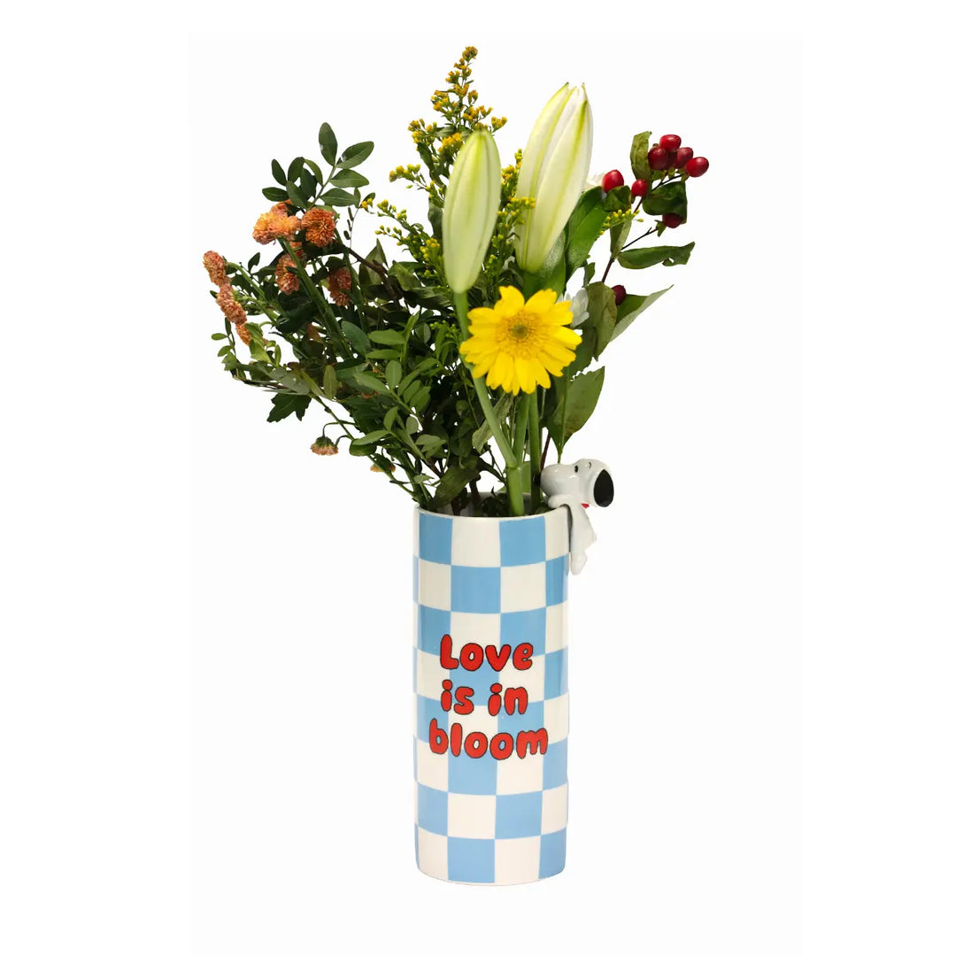 Vaso con fiori di Snoopy a quadretti bianchi e azzurri e scritta in azzurro love is in bloom