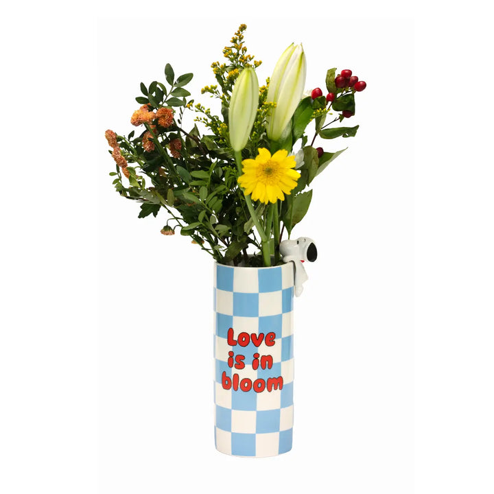 Vaso con fiori di Snoopy a quadretti bianchi e azzurri e scritta in azzurro love is in bloom