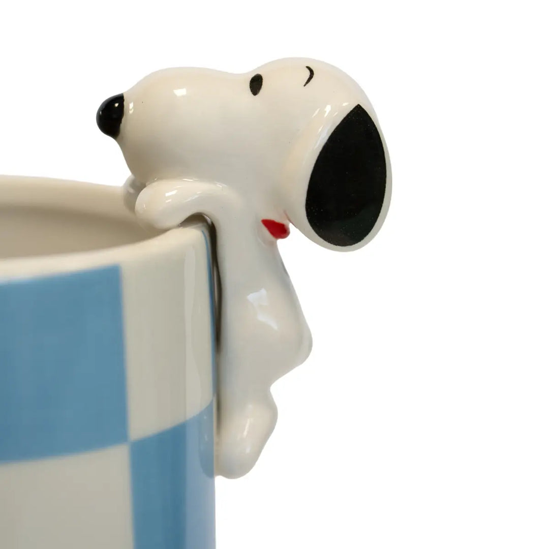 Dettaglio vaso per fiori con Snoopy che si arrampica sul bordo