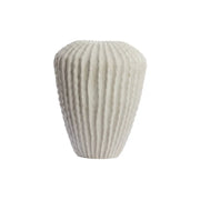 Vaso In pietra cemento grigio chiaro con lavorazione verticale. Immagine su sfondo bianco