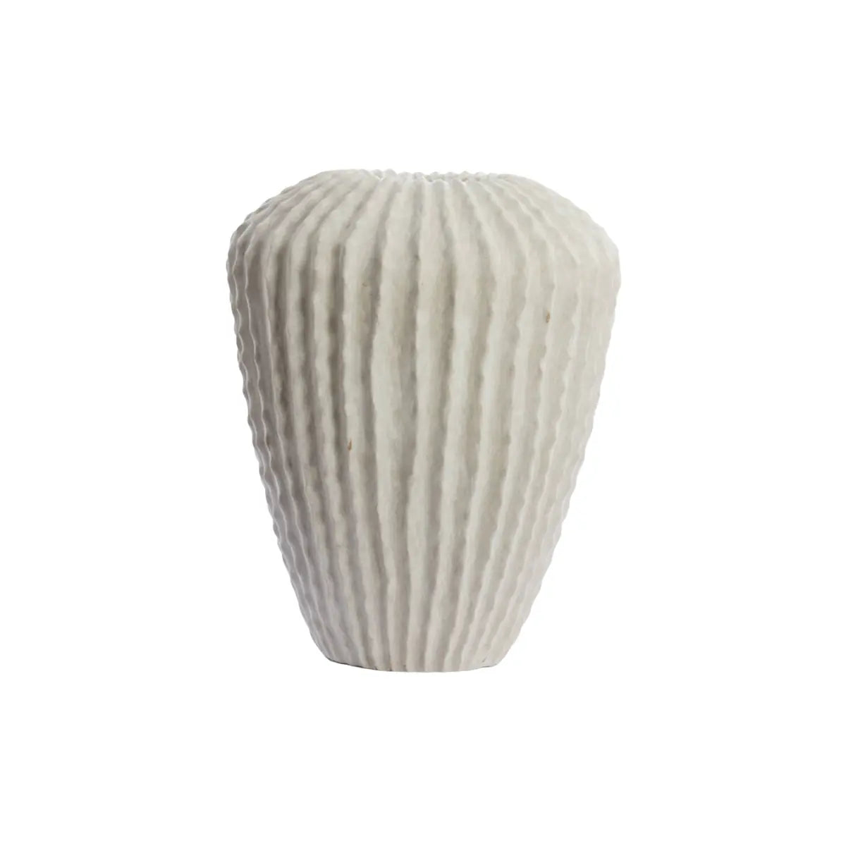Vaso In pietra cemento grigio chiaro con lavorazione verticale. Immagine su sfondo bianco