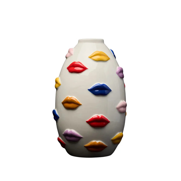 Vaso bianco lucido con labbra multicolor lucide applicate. Vaso alto, forma ovale. Sfondo bianco