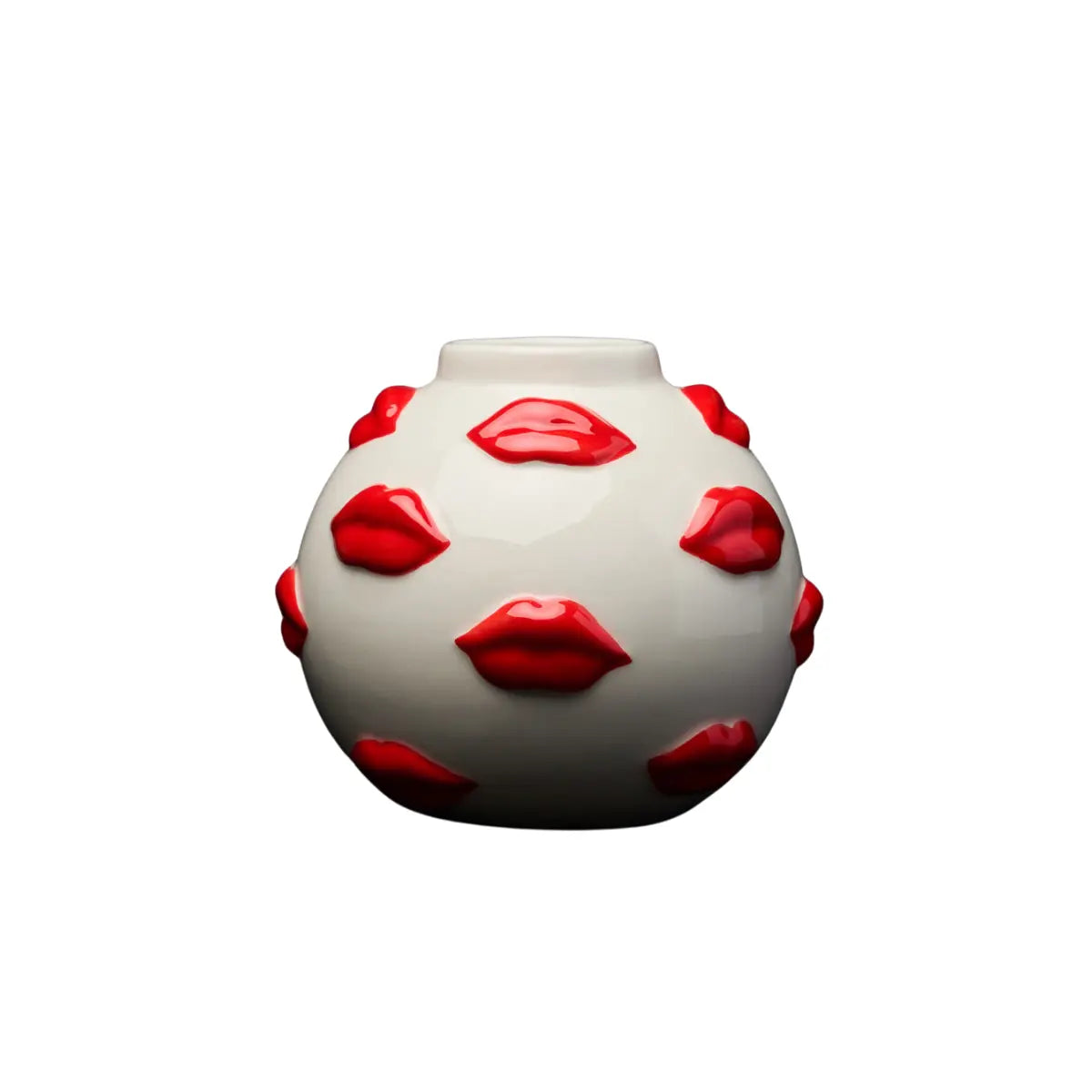 Vaso bianco lucido con labbra rosse lucide applicate. Vaso con forma rotonda. Sfondo bianco