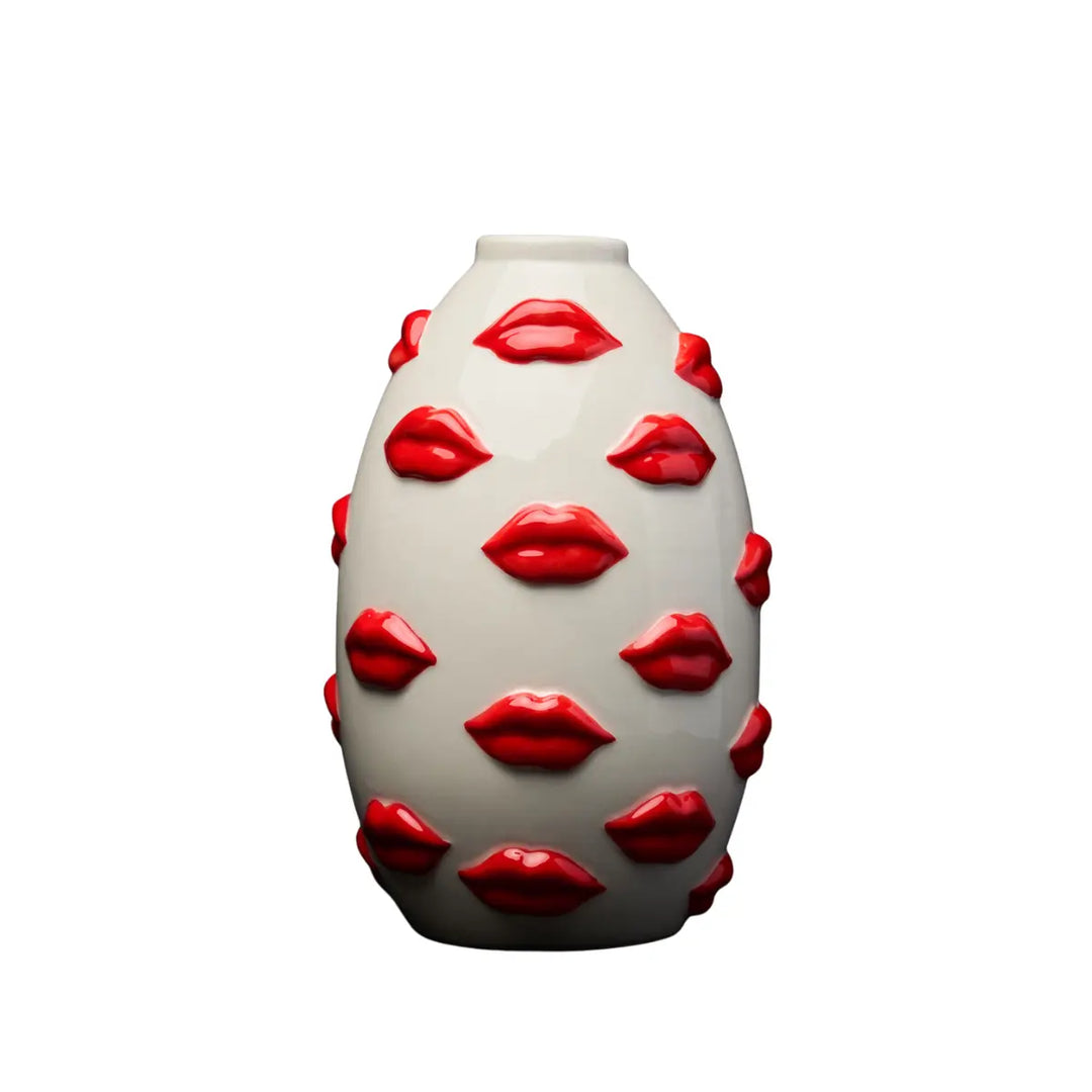 Vaso bianco lucido con labbra rosse lucide applicate. Vaso alto, forma ovale. Sfondo bianco