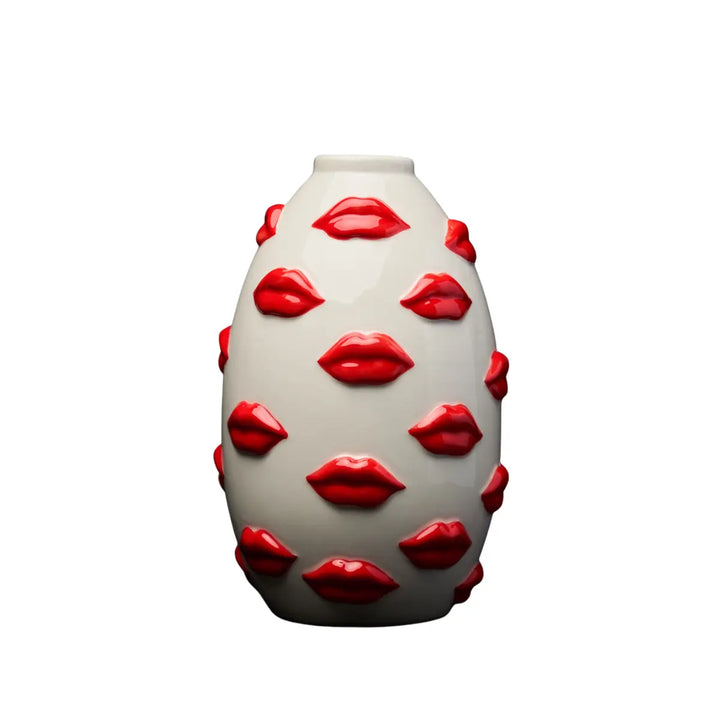 Vaso bianco lucido con labbra rosse lucide applicate. Vaso alto, forma ovale. Sfondo bianco