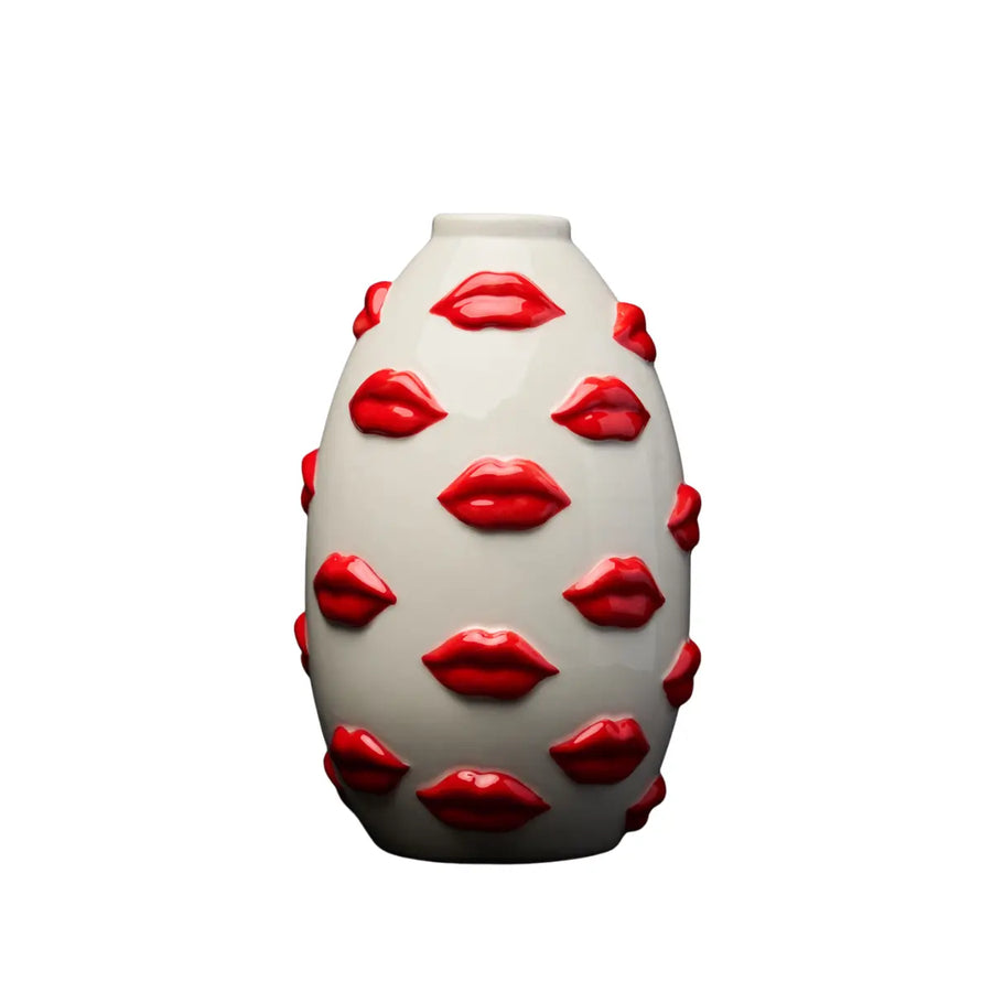 Vaso bianco lucido con labbra rosse lucide applicate. Vaso alto, forma ovale. Sfondo bianco