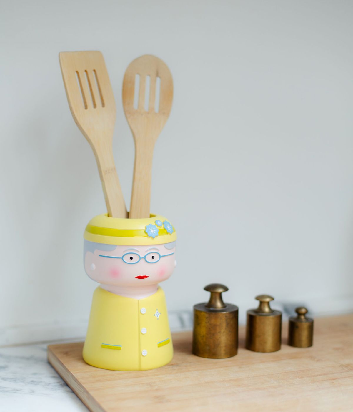 Vaso The Queen utilizzato come contenitore per utensili da cucina appoggiato su piano cucina bianco