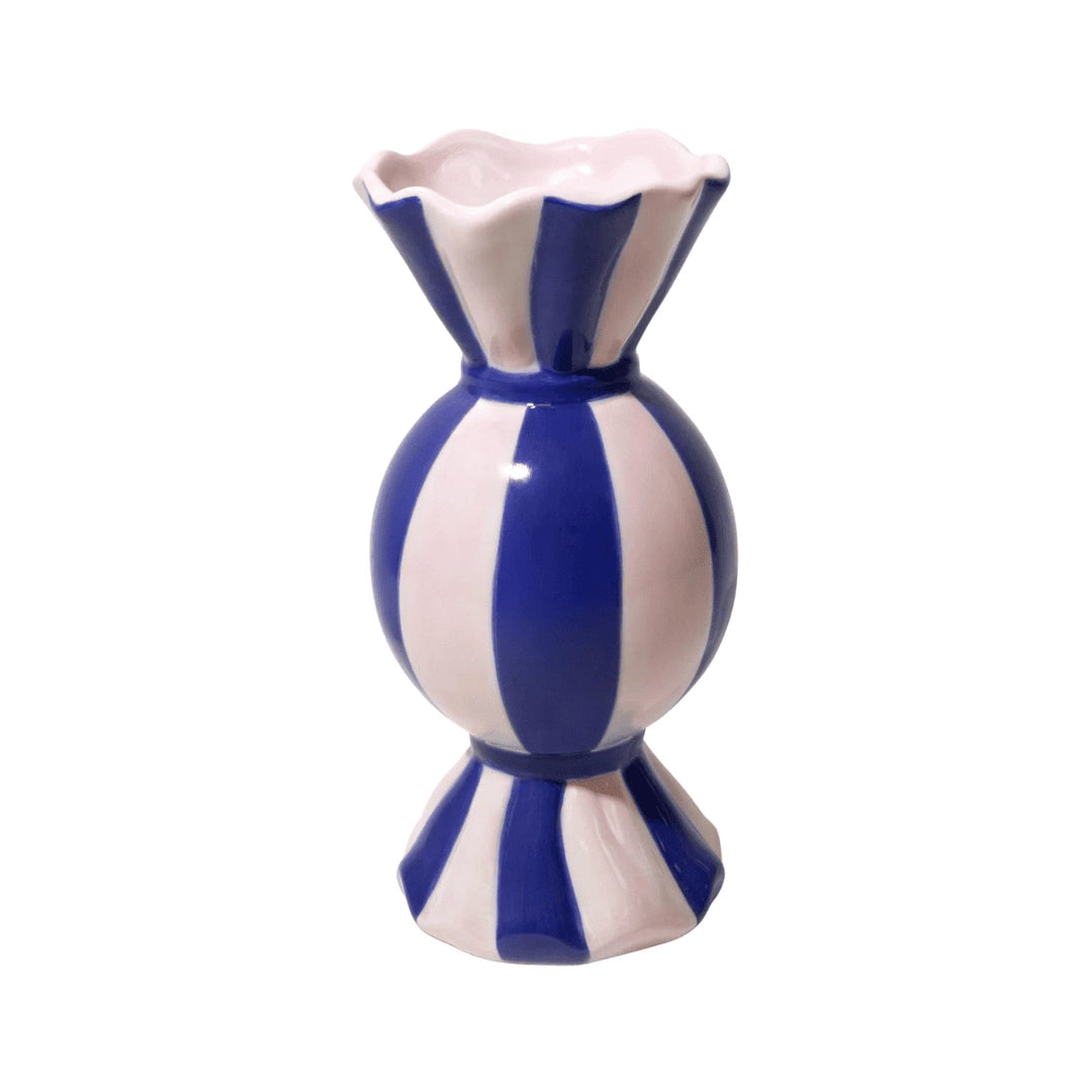 Vaso funfair a forma di caramella blu con foro centrale per i fiori su sfondo bianco.