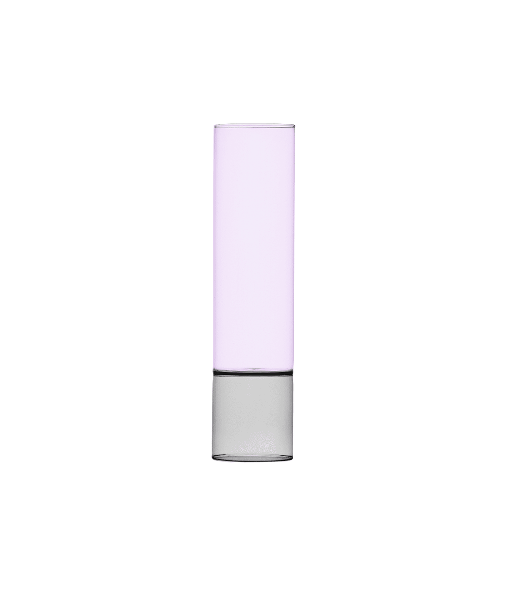 Vaso in vetro grigio e verde su sfondo bianco.
