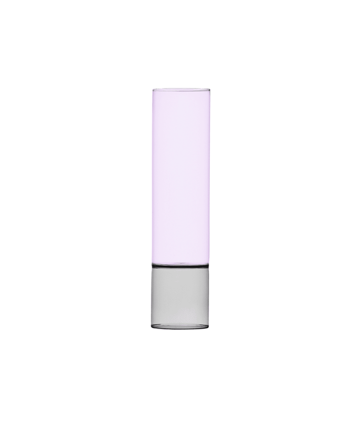 Vaso in vetro grigio e verde su sfondo bianco.