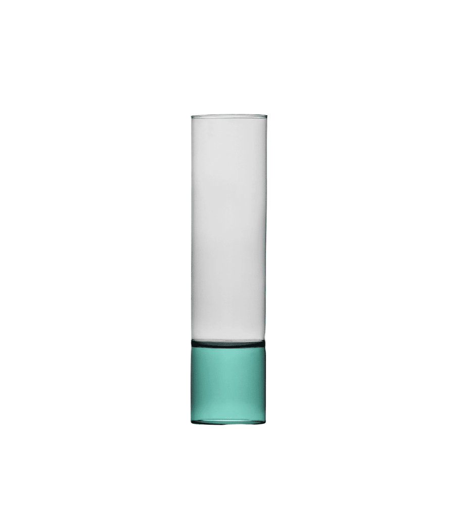 Vaso in vetro grigio e verde su sfondo bianco.