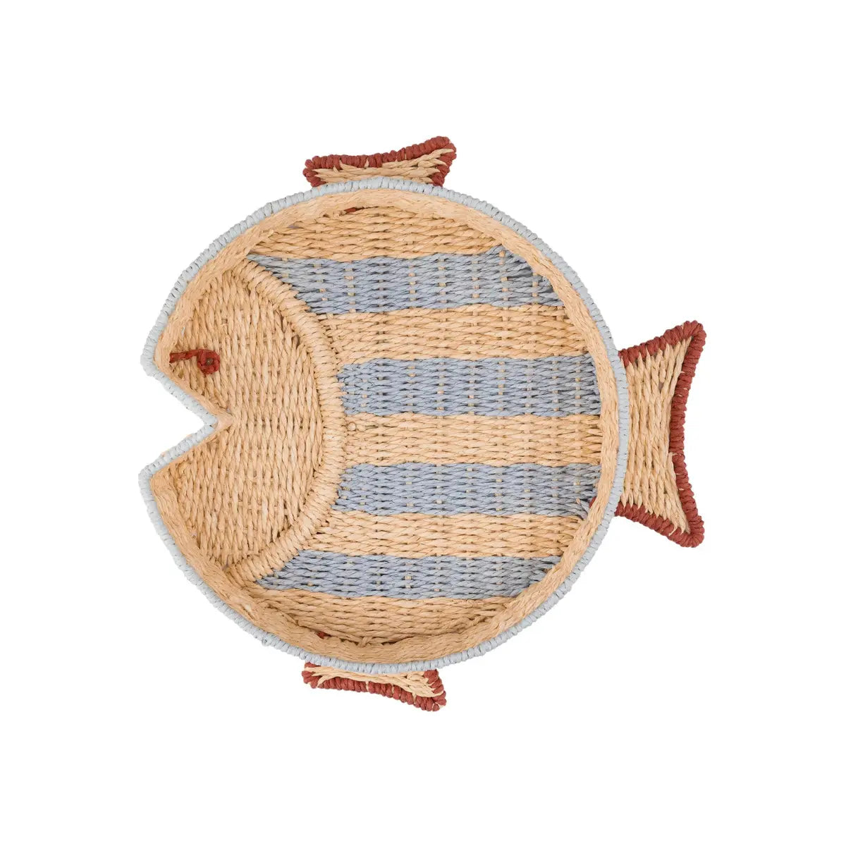 Vassoio a forma di pesce realizzato in carta intrecciata. Dettagli azzurri e rossi. Sfondo bianco 