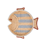 Vassoio a forma di pesce realizzato in carta intrecciata. Dettagli azzurri e rossi. Sfondo bianco 