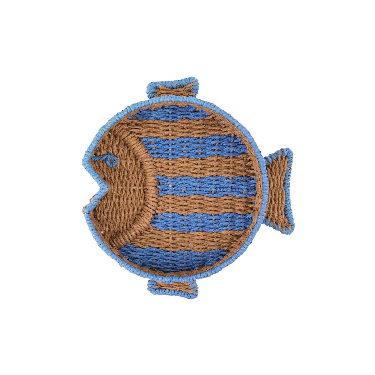 Vassoio a forma di pesce in carta intrecciata. Dettagli azzurri. Sfondo bianco 