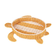 Vassoio a forma di tartaruga realizzato in carta intrecciata. Base arancione con strisce e dettagli rosa cipria. Sfondo bianco