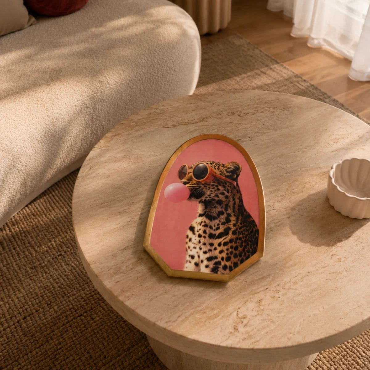 Vassoio con bordo dorato con leopardo rappresentato su sfondo rosa
