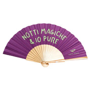 Ventaglio viola con scritta verde "Notti magiche e io pure". Sfondo bianco