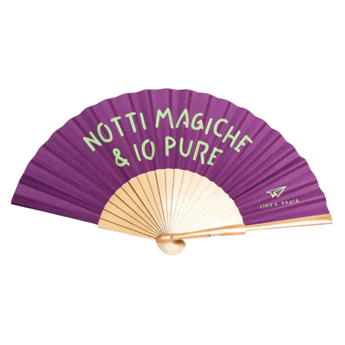 Ventaglio viola con scritta verde "Notti magiche e io pure". Sfondo bianco