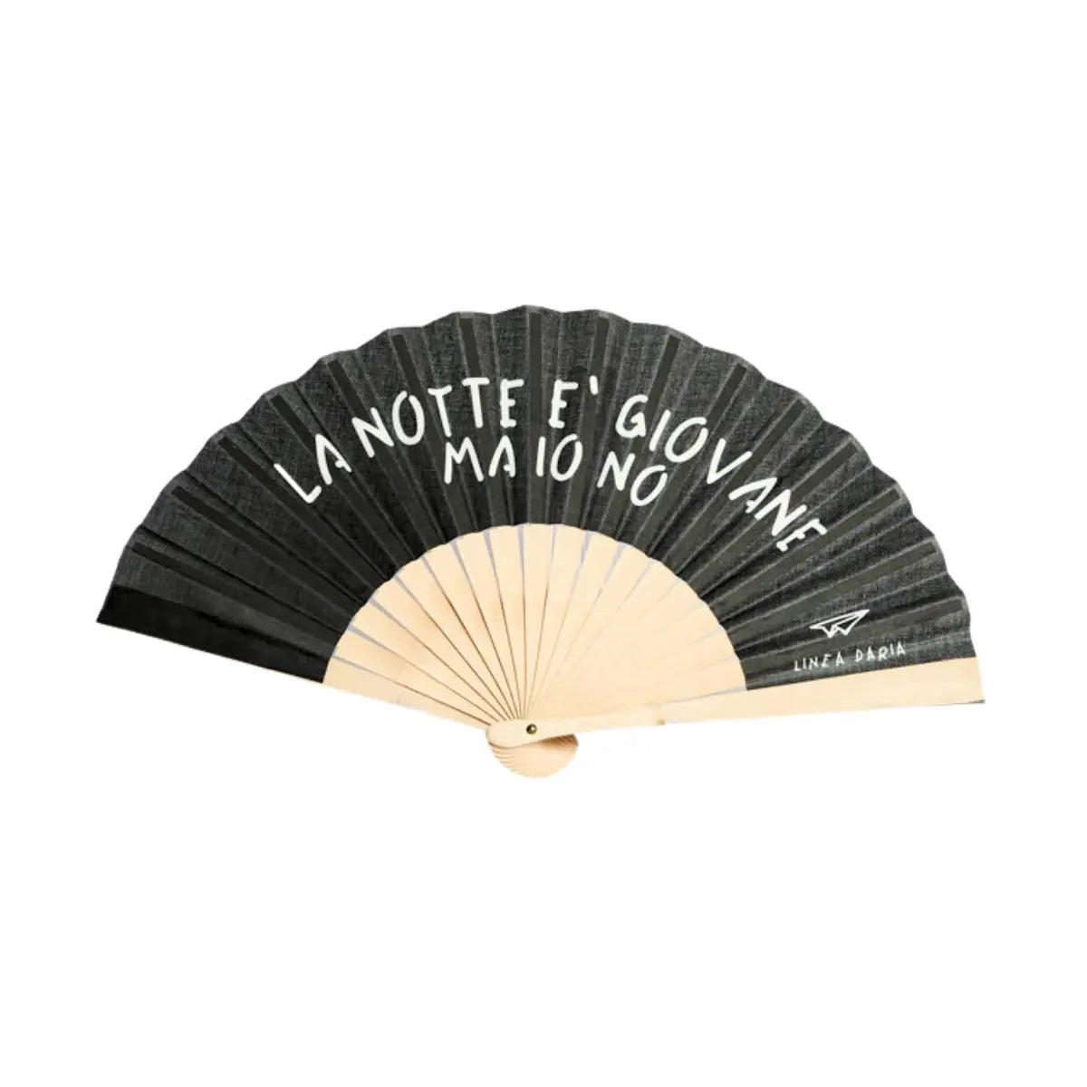 Ventaglio nero con scritta in bianco "La notte è giovane ma io no". Sfondo bianco