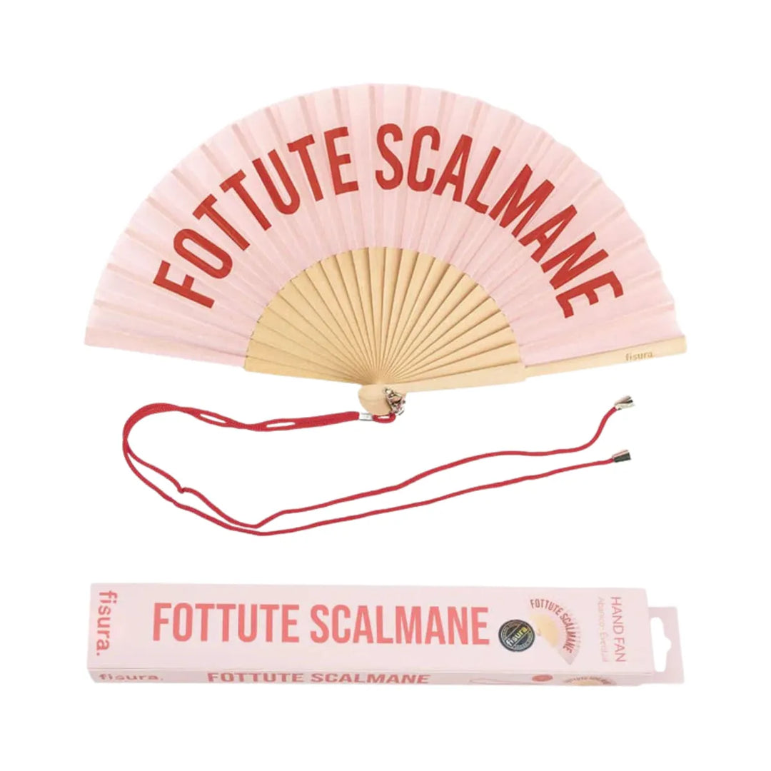 Ventaglio in legno e tessuto rosa con laccetto. Scritta fottute scalmane. Sfondo bianco