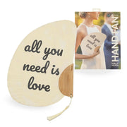 Ventaglio forma mezzaluna beige con scritta all you need is love nera e confezione. Sfondo bianco