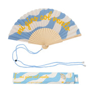 Ventaglio con sfondo fantasia azzurra e bianca con scritta gialla "Mi giro col vento". Incluso confezione e laccio per appendere il ventaglio al collo. Sfondo bianco 