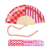 Ventaglio con fantasie rosa e rosse. scritta "More more per favore". Incluso confezione e laccio per tenere il ventaglio al collo