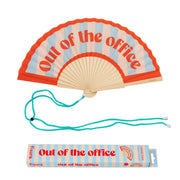 Ventaglio con sfondo a righe con scritta rossa "Out of the office". Inclusi nella foto il packaging del ventaglio e il gancio che si può allacciare. sfondo bianco 