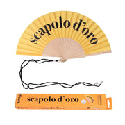 Ventaglio giallo con scritta nera Scapolo D'oro. Inclusa confezione e gancio per appendere ventaglio. Sfondo bianco 