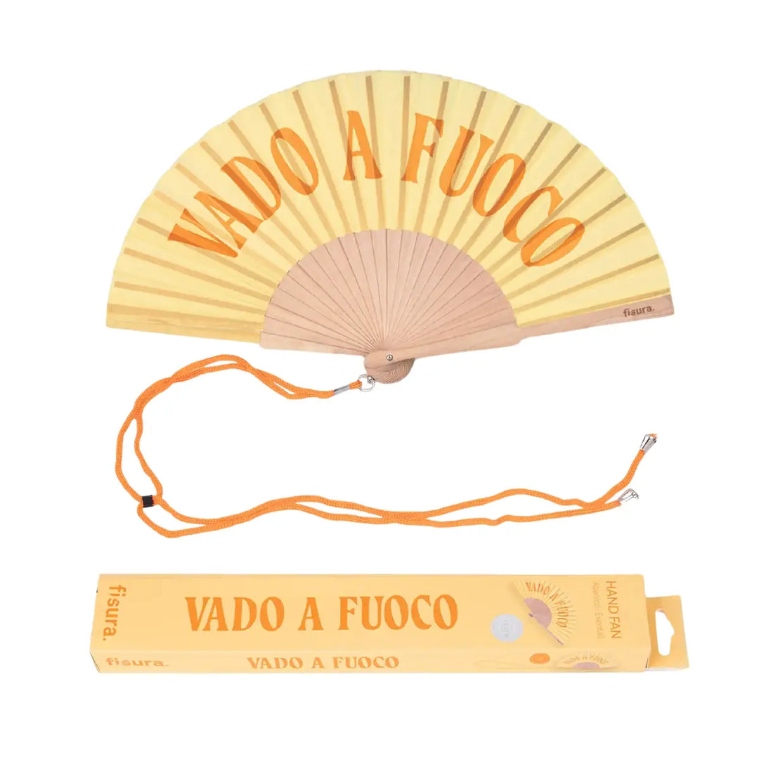 Ventaglio giallo scritta Vado a Fuoco arancione. Laccetto arancione, confezione gialla con scritte. 