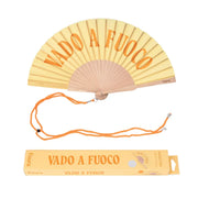 Ventaglio giallo scritta Vado a Fuoco arancione. Laccetto arancione, confezione gialla con scritte. 