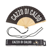 Ventaglio in legno e tessuto nero con laccetto. Scritta Cazzo di caldo bianca. Sfondo bianco
