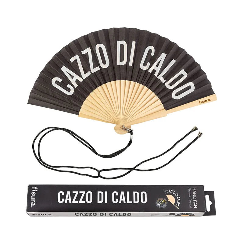 Ventaglio in legno e tessuto nero con laccetto. Scritta Cazzo di caldo bianca. Sfondo bianco